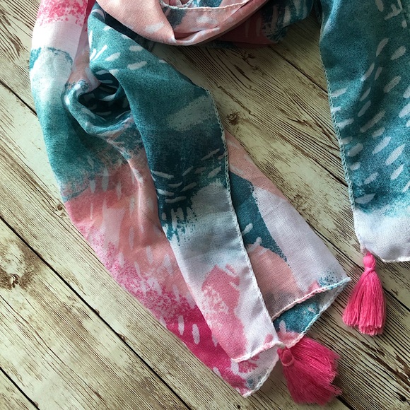 NEW Scarf 🧣 - Picture 4 of 6